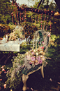 WeddingIsm婚礼主义【Victorian Garden】 By @WeddingIsm婚礼主义 :   一抹艳阳，阳光下的撑着花朵儿伞的你，在我们的秘密花园，你在太阳底下冲我笑，我不停追逐，时间静止，我紧扣你的手，那是幸福。