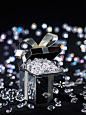 Gift box filled with diamonds, studio shot_创意图片