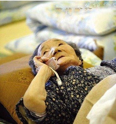 大概在90年代，一位60多岁的女主人接到...