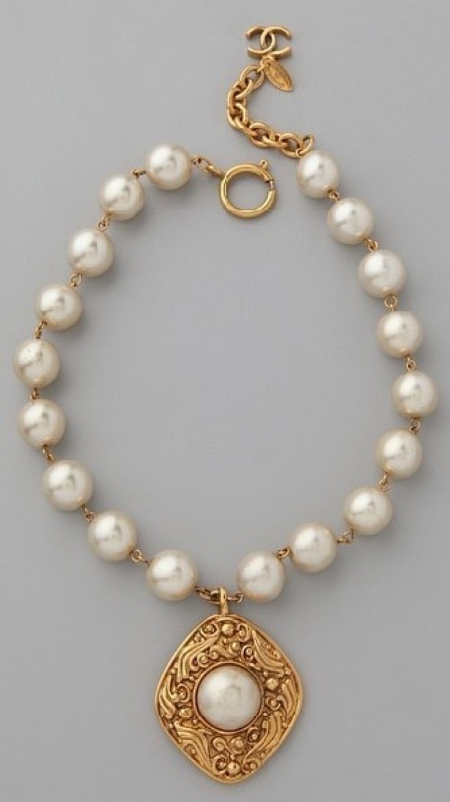 看着像手串，珍珠跟黄金的色调很搭配。