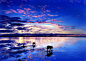【美しすぎる絶景】ウユニ塩湖特集【天空の鏡】 : みなさん「ウユニ塩湖」は知っていますか？
ボリビアの西側にある塩の大地で、雨期になると冠水した大地がまるで鏡のように天空を映し出します。
本日のスポットライトは、そんな美しすぎる絶景「ウユニ塩湖」をご紹介します。
それではご覧ください。