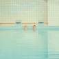 Maria Svarbova\泳池系列\SWIMMING POOL
“游泳池”系列照片始于2014年，是Maria设计的最大的一组摄影创作系列。她会费尽心思的找到有趣的地方，各种公共游泳池、大操场等，玩转现场各种形状、光影及色块组合，迸发灵感进行创意拍摄。
作品中，还表达了她对社会人物关系、环境污染、水源枯竭等各种问题的反思与探讨，提升作品的深度与可读性。