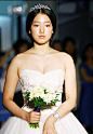 新娘造型
慵懒的韩式中分盘发搭配镶满钻石的头饰，穿起洁白婚纱的朴信惠优雅高贵而有清澈纯美。