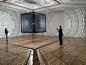 “Intersections” 出生于巴基斯坦拉合尔的混合媒体艺术家 Anila Quayyum Agha 将精心雕琢的立方体嵌入光源，投射到墙壁上的漂亮阴影令人眼花缭乱。这个装置作品由激光切割木板制作，图案参考了伊斯兰圣殿中的图案。（anilaagha.squarespace.com）