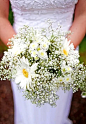 清新复古的小雏菊新娘手捧花，舍弃浮华和繁缛，让宾客感受一场轻松而愉悦的婚礼氛围.