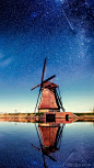 荷兰大约有两千多架各式各样的风车，每年5月份的第二个星期六是荷兰的风车日，所有的风车都是免费对游人开放的。——风车之国#荷兰