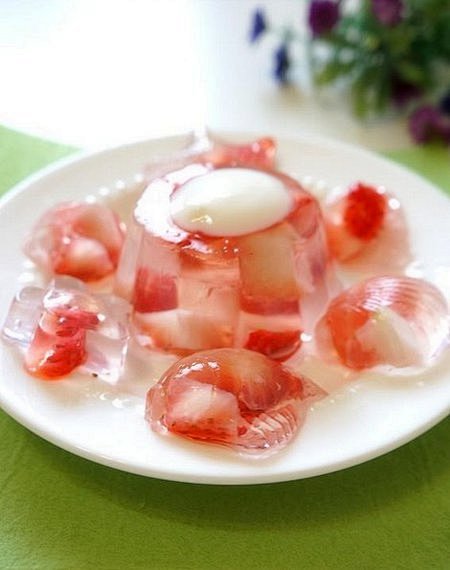美貌的草莓果冻
1.取白凉粉20克，凉粉...