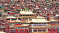 色达喇荣寺五明佛学院 位于四川省甘孜藏族自治州色达县城约二十公里处一个群山环抱的的地方 创建于一九八零年 一九九三年被美国《世界报》称为“世界上最大的佛学院”
漫山遍野不计其数的红房子 是这里修行喇嘛和觉姆们的住所 我知道这个地方 便是因为这诱人的红房子  在这海拔四千多米的地方 每走一步 都需要努力呼吸 睡到半夜会因呼吸困难不得不打开窗户
这里是佛国天堂 初次面对这些红衣修行者 说声你好 都变得小心翼翼 
这里是信佛修行者的圣地 是一片心灵净土 我愿意相信这话 若非如此 在这年平均气温零下一度 最高23
