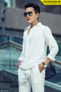 组图：刘恺威白衣儒雅倜傥 简约时尚显暖男魅力 : 刘恺威一组主题为“衫·简”的街拍大片曝光。