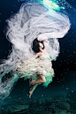 水下创意婚纱摄影。好飘逸的轻盈感。 #时尚# #性感# #优雅#