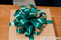包装花就是绑定在礼品盒上面的装饰品,它不仅有捆绑牢固礼品盒的作用,同时也起到美化装饰的效果。本教程就来教你动手制作一个简单的包装花 #手工#