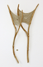 德国艺术家Susanna Buaer使用天然材料，刺绣和钩针技术，创作出非常精美的雕塑作品。她的艺​​术被认为是故意的，暗示了一种类似于冥想的集中，作品表达脆弱性和力量之间的一种平衡，当要把一根细线穿过一片脆弱的叶子或一块干枯的木头时，在更广泛的背景下 - 人类关系中的温柔和紧张，瞬息万变的大自然之美，可以在最小的细节，脆弱性和复原力，可以转移到整个大自然或个人的故事。