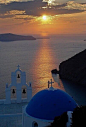 趁着年轻，一定要和心爱的人，去希腊圣托里尼岛看一次爱琴海的日落。[心]