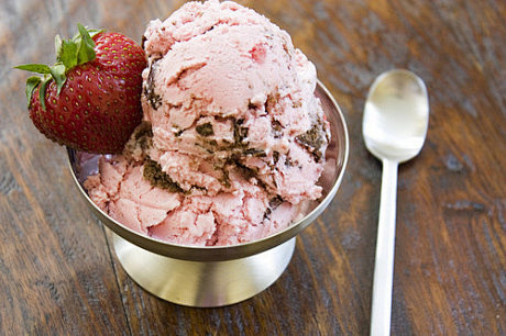 自制草莓冰激凌 做法： 做法： 1草莓洗...