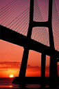 瓦斯科达伽马大桥，塔霍河，里斯本，葡萄牙的日出
