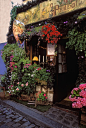 巴黎 - 蒙马特  迷人的法国餐厅

Small, intimate and charming French restaurant ~ As beautiful outside as it is inside. Paris - Montmartre.