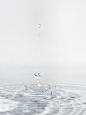 Unagreement of water drops on a surface of transparent water_gic19467223_视觉中国创意 | 创意图片_视觉中国集团 — 中国领先的创意图片、编辑图片、视频与音乐素材网站