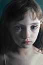 维也纳艺术家—Helnwein。他毕业之后所画的油画、水彩画、铅笔画，以后的摄影和媒体作品几乎都以孩童的伤口、儿童和成人的扭曲面孔、巨大空旷空间的荒谬、自画像的恐怖，以及荒诞的人物空间组合来始终如一的向人们传达着某种独特的信息。