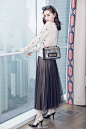 组图：Angelababy曝甜美时尚大片 星星上衣配纱裙少女感十足 : Angelababy在上海拍摄时尚大片曝光，三套Look各展风情。