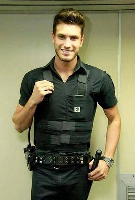 巴西地铁最帅保安