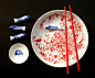 中国风餐具——筷托、调料碟、碟子，这些图案都极具中国特色，分别是青花瓷和中国红，很有寓意