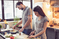 年輕的夫婦在廚房做飯 免版稅 stock photo