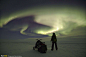 【夜行者】在北极圈更高纬的地方夜骑雪地机车，不需开头灯。Photograph by Weronika Murray  我喜欢看「国家地理每日精选」 http://dili.bdatu.com/down/ 