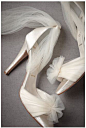 少见的纱质婚鞋，将看似最经不起磨练的纱质融合在鞋面上，极其轻盈的搭配让新娘步入婚姻的神圣时刻也能够轻松应对。纯白的色泽简单而高贵。 #BHLDN#