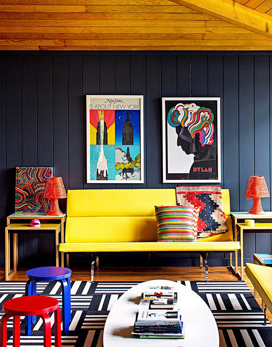 黄色的沙发,蓝色的墙面,更有墙上的挂画,...