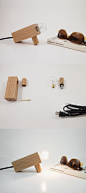Dino Sanchez 设计的DS Kit 03是一款让用户DIY的极简木制台灯，整个台灯只包括四个零件：橡木灯座、橡木钉、一枚黄铜螺丝，以及一个灯泡。只需几分钟即可完成组装。