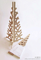 新西兰raow公司出品的圣诞树，使用胶合板制作，可以平板包装，是对环境友好的设计。