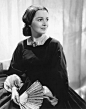 奥莉薇·德·哈维兰：
    Olivia de Havilland（1916-07-01至今）：生于日本东京，琼·芳登的亲姐姐。美国演员。1934年初登银幕，2次获得奥斯卡最佳女主奖。 
    代表作：乱世佳人，风流种子，千金小姐
    一位至今仍然健在的好莱坞女影后，一位和自己的亲妹妹“相爱相杀”的大姐姐，是为数不多的活到了当下的好莱坞黄金时代明星。