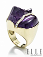 Kara Ross 分裂感的鸡尾酒戒指，典雅的紫水晶搭配黄金以及钻石，参考售价：$7,500