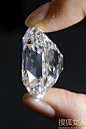 76.02克拉价值1.26亿元巨钻将拍卖
4日，佳士得在日内瓦举办名为“约瑟夫大公”钻石的预展会，这颗钻石重76.02克拉，产自传奇性的印度Golkonda矿。它曾是奥地利约瑟夫大公(1872-1962)的藏品，是世界最知名钻石之一。拍卖11月13日进行，预计可拍得1240万英镑(合1.26亿元人民币)。图为模特展示这颗钻石。
