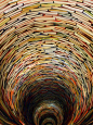 “知识的无限性”书籍雕塑 by Matej Kren，书籍和镜子的组合创造了一个不寻常的无穷效果，布拉格市立图书馆，捷克；