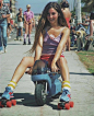 1979，洛杉矶威尼斯海滩，玩轮滑的女孩们。 ​​​