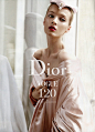 Vogue 美国版九月特辑「Dior supplement」黛莉雅·斯托寇思（Daria Strokous，1990年9月25日－），俄罗斯名模。她是高级时装品牌：Chanel、Christian Dior、Prada及Louis Vuitton等的代言人。黛莉雅上过Numèro、Vogue Italia及W等杂志封面或内页，也有参与Calvin Klein、Gucci及Valentino等著名时装及奢侈品的时装展。黛莉雅目前排名Models.com的Top 50 Women的第6名。