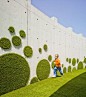 NURSERY-SCHOOL / Rocamora Arquitectura. Grass feature walls.