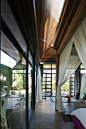 【巴厘岛上的通透住宅】这套住宅延续了爪哇的一贯建筑风格，并且都是由钢结构建筑而成。房屋四周均由玻璃作为围护结构，特别适合休闲度假，可以看到非常美丽的风景。室内的装修环境更具特色，以木色为主，放松一直紧张的神经，这样的环境再好不过了。