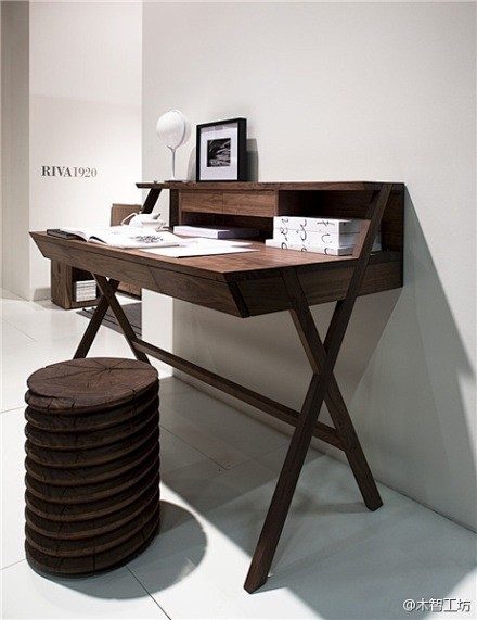 一张胡桃木书桌，意大利RIVA1920的...