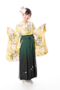 魅力的なアジアの女性の白い背景で隔離の袴を着て - kimono ストックフォトと画像