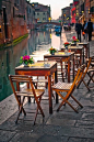 威尼斯运河边的咖啡馆