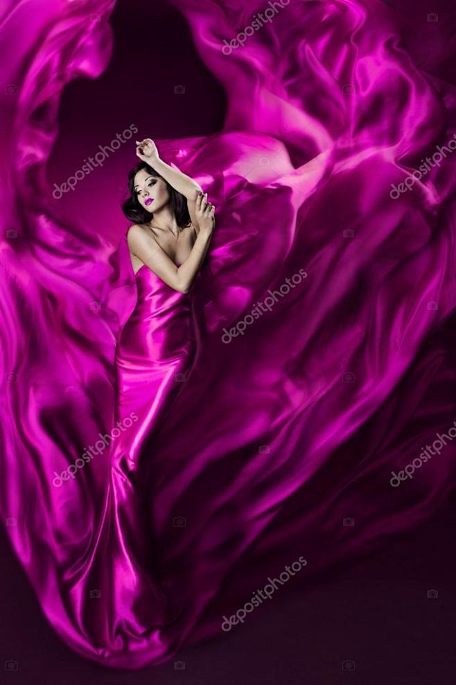 在风力发电、 挥舞着紫色真丝裙跳舞的女人