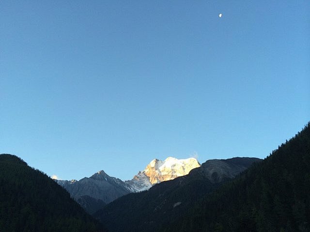 早晨起来看日照金山，背景太亮，冬天来的话...