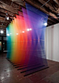 彩虹装置 | 墨西哥艺术家加布里埃尔·达维（Gabriel Dawe）专注于创作彩虹空间装置，这些装置看上去就像折射而出的光束，是由千万根的多彩纱线做成的。真是很奇妙，尽管每个装置的几何维度都很精确，都近在眼前，却飘忽得像是远在天边～ ​​​​