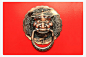 中国特色金铜色浮雕狮子头_新图网 https://ixintu.com 中国风 传统 古代门 复古门 木质 金铜色 浮雕狮子头 古代红门