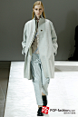 以上为Jil Sander 2014秋冬米兰时装周部分现场图片，更多图片在POP伦敦时装周专题报道：http://www.pop-fashion.com/presscon/search/women_Milan_1415AW_tshowpic__t_p_1.html