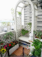 如果家中阳台较小，这将是个不错的选择，用白色拱门廊架与木网格营造的浪
漫小清新的感觉，坐在这里你可以尽情的享受自己的小花园世界。
