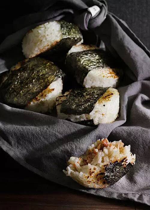 【香煎海苔饭饼】材料：剩米饭、海苔、五花...