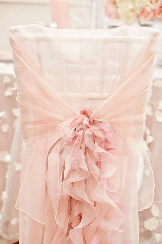 婚礼布置-淡粉色的餐桌布置细节